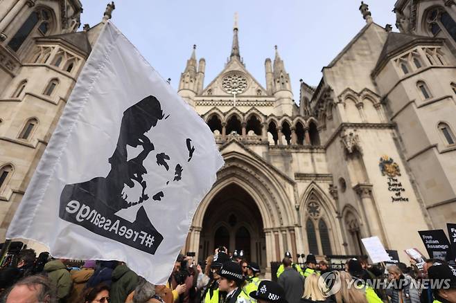 (런던 EPA=연합뉴스) 줄리언 어산지 지지자들이 26일(현지시간) 런던 법원 앞에서 시위를 벌이고 있다. 2024.3.26