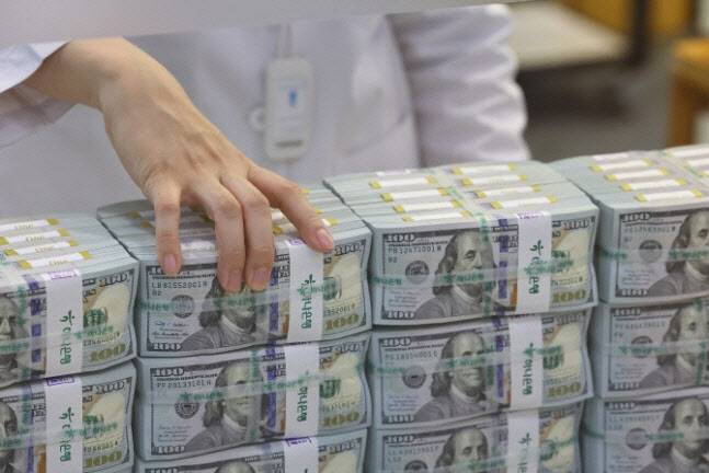 서울 중구 하나은행 위변조대응센터에서 직원이 달러화를 정리하고 있다.(사진=연합뉴스)
