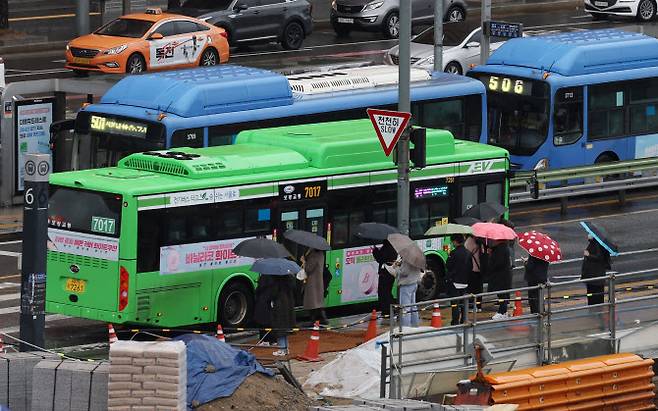 서울역을 지나는 서울 시내버스와 이용객들 모습. (사진=뉴시스)