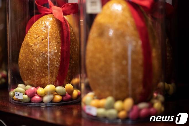 이스터 데이를 맞아 13일(현지시간) 프랑스 파리의 초콜릿 상점에서 달걀 모양의 초콜렛이 판매되고 있다. 24.03.13 ⓒ AFP=뉴스1 ⓒ News1 김예슬 기자