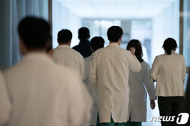 의료대란이 장기화되고 있는 가운데 28일 서울의 한 대학병원에서 의료진이 이동하고 있다. 한편 정부는 이날 브리핑을 통해 전공의의 과중한 근무시간을 단축하기 위해 오는 5월부터 시범사업을 실시할 계획이라고 밝혔다. 2024.3.28/뉴스1 ⓒ News1 이승배 기자