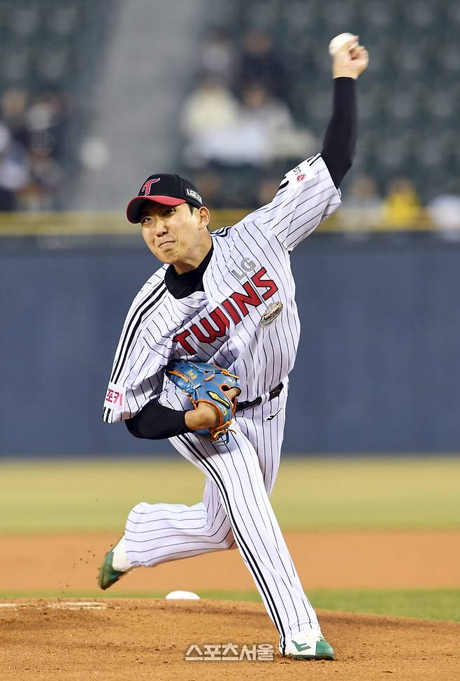 LG 트윈스 손주영이 28일 잠실구장에서 열린 2024 KBO리그 삼성 라이온즈와 경기에 선발 등판해 힘차게 공을 던지고 있다. 2024. 3. 28. 잠실 | 박진업 기자 upandup@sportsseoul.com