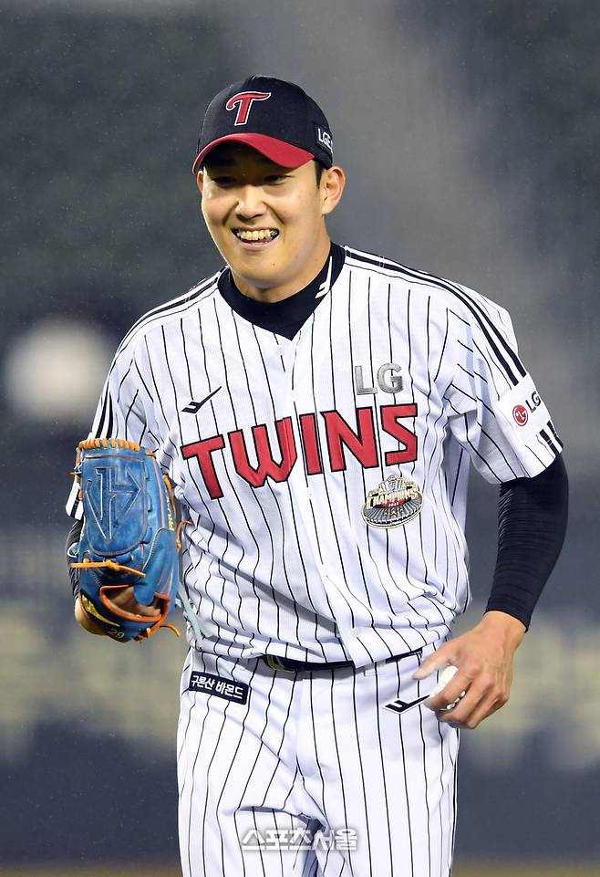 LG 트윈스 손주영이 28일 잠실구장에서 열린 2024 KBO리그 삼성 라이온즈와 경기 5회초 수비를 마치고 덕아웃으로 들어가면서 밝게 웃고 있다. 손주영은 6이닝 무실점의 후투를 펼쳤다. 2024. 3. 28. 잠실 | 박진업 기자 upandup@sportsseoul.com