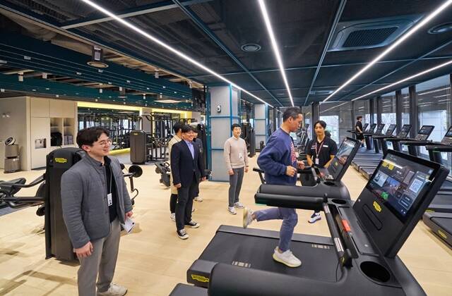 LG 직원들이 LG트윈타워 동관 2층에 신규 조성된 '트윈 피트니스'에서 운동기구를 체험하고 있다. /LG그룹