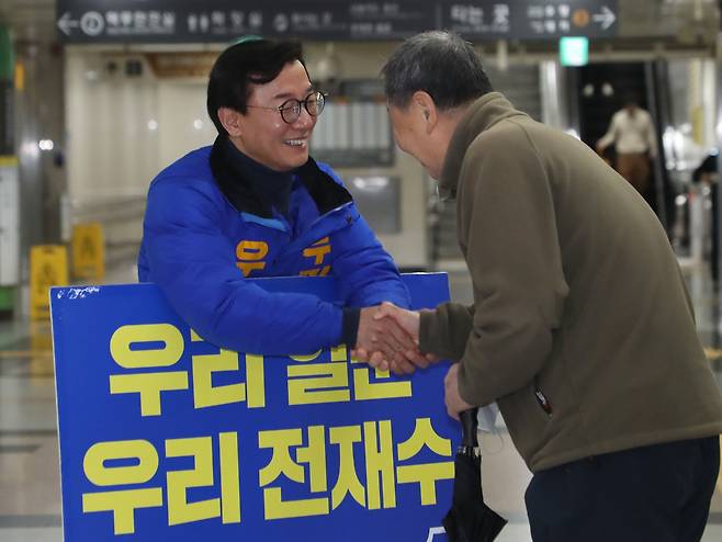 28일 오전 부산 북구 만덕역에서 더불어민주당 전재수 후보가 출근길 시민들에게 인사를 하고 있다./뉴스1