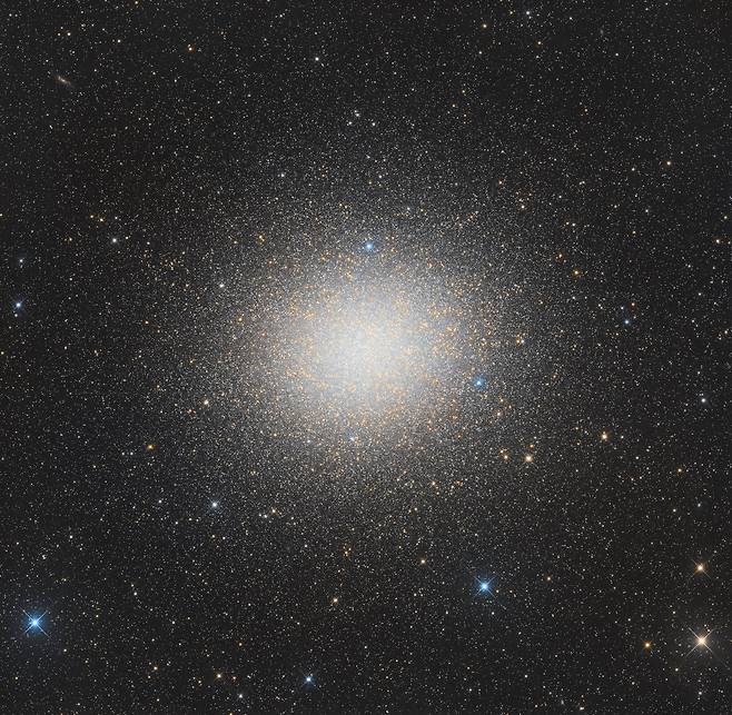 구상성단 '오메가 센타우리'에 있는 수백만 개의 별./마시모 디 푸스코(Massimo Di Fusco), 미르코 투라(Mirco Turra)