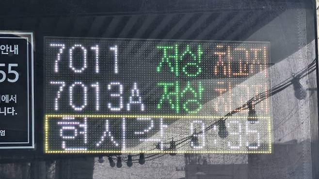 28일 오전 9시 35분 서울 마포구 합정역 인근의 버스정류장 안내판에 모든 버스가 '차고지'에 있다는 알림이 띄워져 있다. 사진=노유정 기자