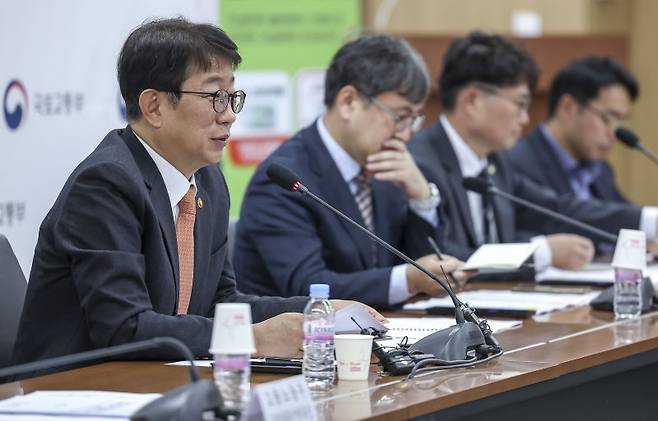박상우 국토교통부 장관(왼쪽)이 28일 서울 동작구 전문건설회관에서 열린 국토교통 산업계 릴레이 간담회에서 인사말을 하고 있다. 뉴시스