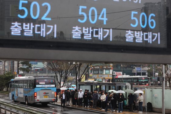 서울 시내버스 노조가 총파업에 돌입한 28일 오전 서울역 버스환승센터에서 시민들이 버스를 기다리고 있다. [뉴스1]