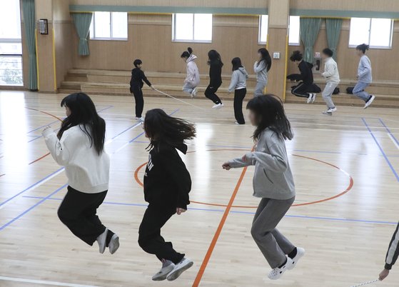 지난해 1월 부산의 한 초등학교 체육관에서 학생들이 줄넘기를 하고 있다. 연합뉴스