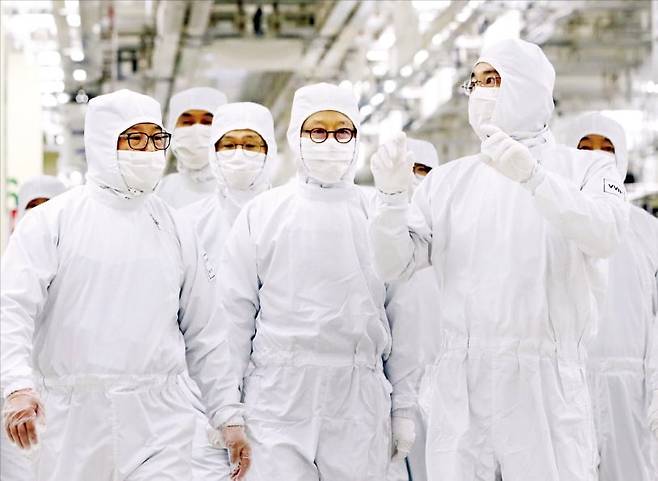 이재용 삼성전자 회장이 2023년 2월 17일 삼성전자 천안캠퍼스를 찾아 패키지 라인을 둘러보고 사업전략을 점검하고 있다. 사진=삼성전자