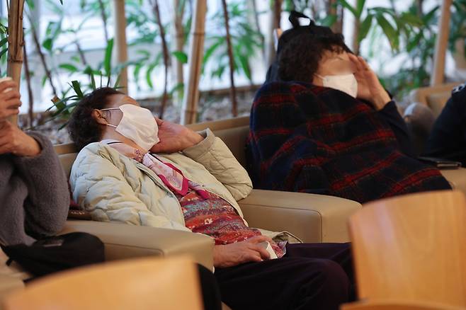 의료대란이 장기화되고 있는 가운데 28일 서울의 한 대학병원에서 기다림에 지친 내원객이 잠들어있다. 2024.3.28 [사진 = 연합뉴스]