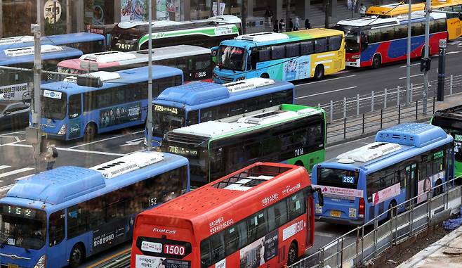 27일 오전 서울 중구 서울역 버스환승센터에서 버스가 줄지어 운행하고 있다 /사진=뉴스1