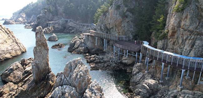 초곡 용굴촛대바위길. 바위 벼랑에다 잔도처럼 길을 매달았다. 왼편에 우뚝 솟은 게 촛대바위다.