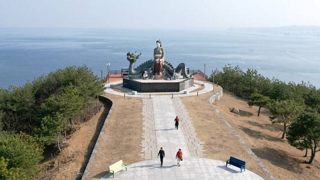 수로부인헌화공원에 설치한 용과 수로부인 조형물. 높이 10m, 무게 300t에 달한다.