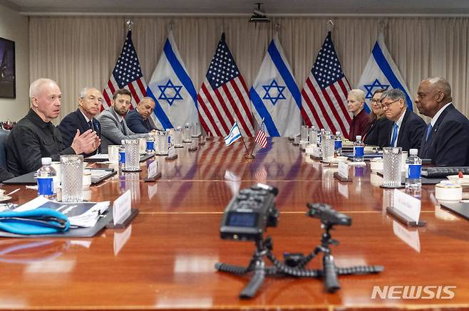 [워싱턴=AP/뉴시스] 요아브 갈란트 이스라엘 국방장관(왼쪽)과 로이드 오스틴 미국 국방장관이 26일(현지시간) 워싱턴에서 회담하고 있다. 2024.03.27.