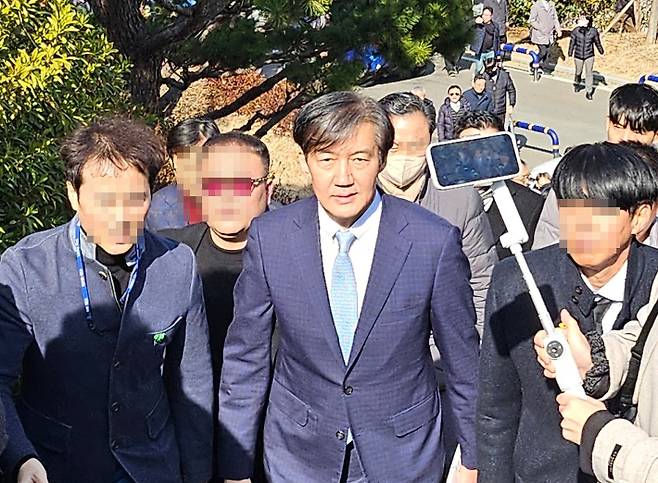 조국 전 법무부장관이 13일 부산민주공원 계단을 오르고 있다. 박진홍 기자