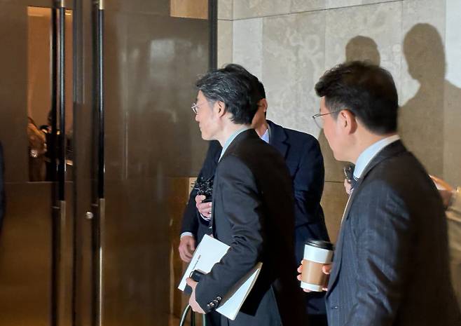 임종윤·종훈 형제가 28일 오전 경기 화성시 라비돌 호텔에서 열린 한미그룹 지주사 한미사이언스의 제51기 정기 주주총회장에 입장하고 있다. 연합뉴스