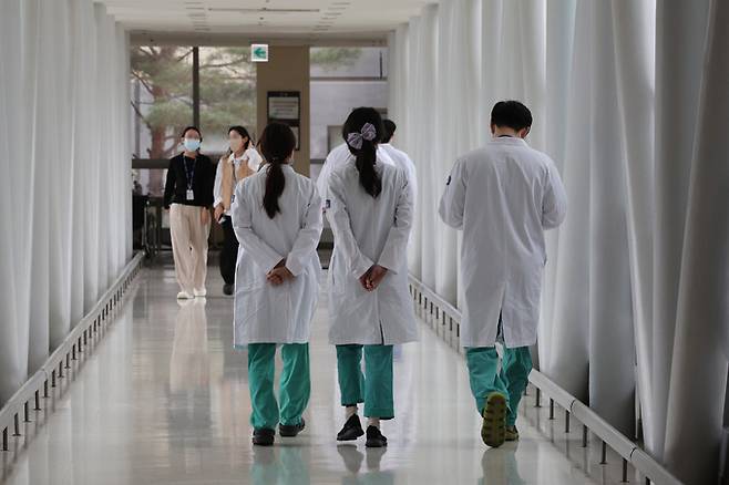 의료대란이 장기화되고 있는 가운데 28일 서울의 한 대학병원에서 의료진이 이동하고 있다.    연합뉴스