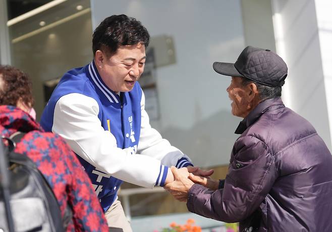 더불어민주당의 김두관 경남 양산을 총선후보가 시민들과 인사를 나누고 있다. ⓒ김두관 후보 캠프 제공