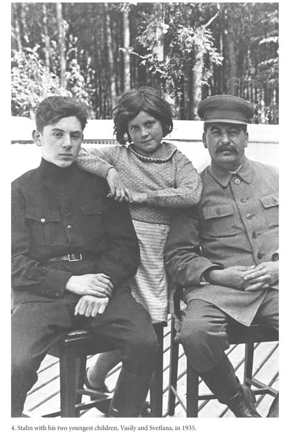 스탈린과 두 자녀 바실리(맨 왼쪽), 스베틀라나(가운데) [너머북스 제공. 재판매 및 DB 금지]