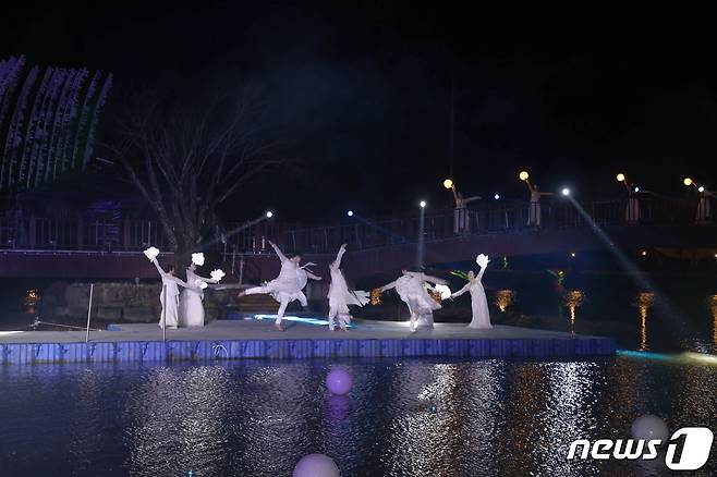 2024 영암왕인문화축제 상대포역사공원 실경산수공연 '월인천강' (영암군 제공)/뉴스1
