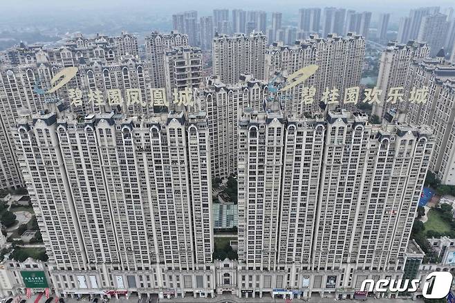 2023년 10월 10일 촬영된 항공사진. 중국 동부 장쑤성 젠장의 한 건물 위에 중국 개발업체 컨트리 가든 홀딩스의 로고가 보인다. ⓒ AFP=뉴스1