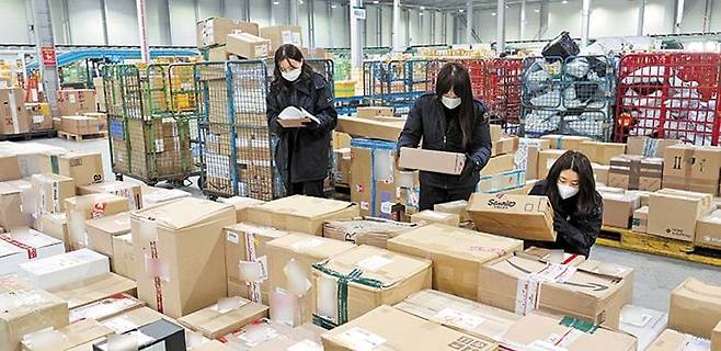 지난해 말 인천시 중구 인천본부세관 특송물류센터에서 세관 직원들이 해외에서 도착한 직구 물품들을 살펴보고 있는 모습. 최근 우리나라에는 중국발 직구가 늘고 있다. 금액 규모만 지난해 23억5900만달러로 전년보다 약 58% 증가했다. /뉴스1