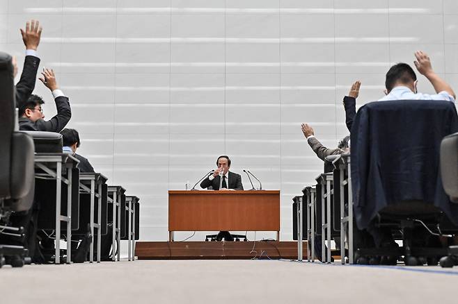 지난 19일 일본 도쿄 일본은행(BOJ) 본부에서 이틀 간의 통화정책회의를 마친 우에다 가즈오 BOJ 총재가 기자회견을 하고 있다. /AFP=연합뉴스