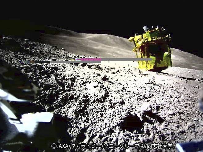 일본의 무인 달 탐사선이 착륙하기 직전 방출된 소라큐 이동탐사기의 카메라로 촬영한 슬림. 코를 박듯 뒤집어진 모습이다. 일본우주항공연구개발기구