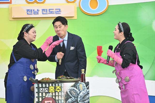 남희석이 지난 4일 전남 진도군에서 '전국노래자랑' 녹화를 하고 있다. KBS 제공