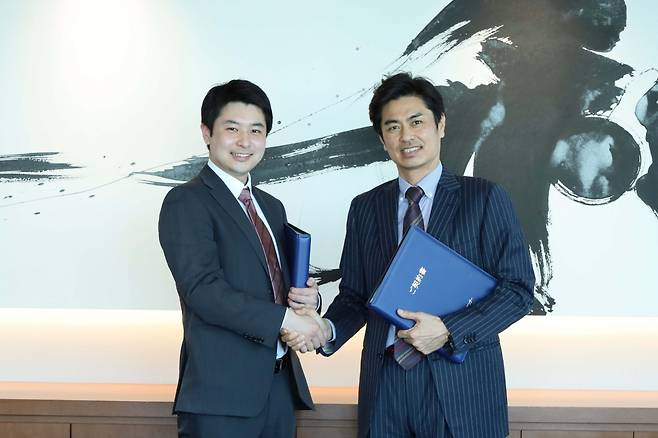 서치펀드 투자를 통해 아레스산업 대표이사 사장에 오른 오토미 료(사진 왼쪽) 모습. 사진=서치펀드 재팬