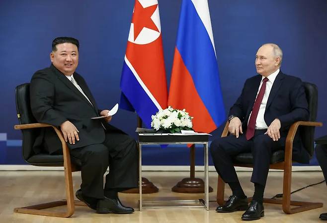 블라디미르 푸틴 러시아 대통령(오른쪽)과 김정은 북한 국무위원장이 지난해 9월 러시아 아무르주 보스노치니 우주기지에서 정상회담을 하고 있다. 로이터연합뉴스