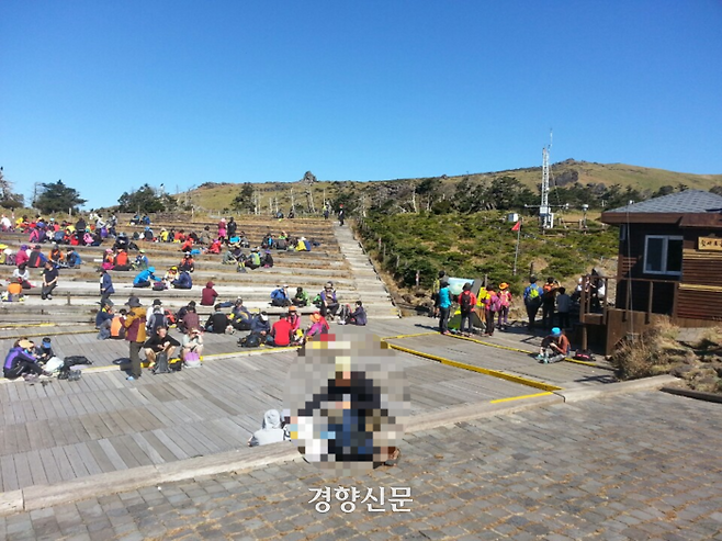 한라산 윗세오름에서 휴식을 취하는 탐방객들. 독자제공