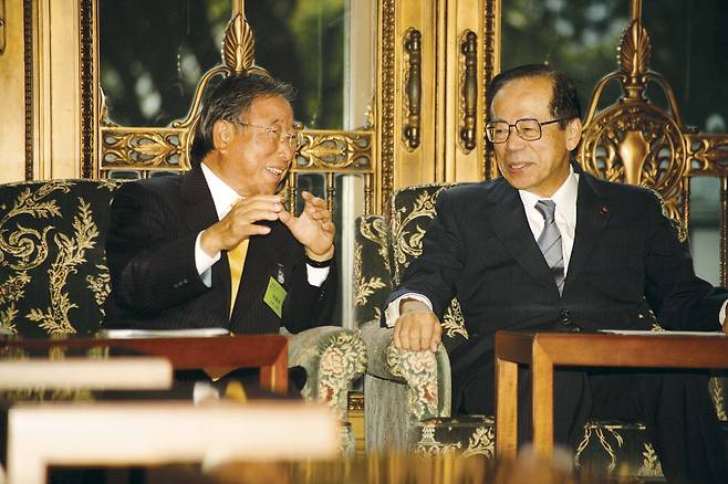 국제 교류
2007년 11월 일본을 방문한 조석래 효성 명예회장이 후쿠다 야스오 당시 일본 총리와 한일 FTA 협상 재개에 대해 의견을 나누고 있다.  효성