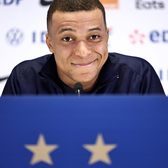 킬리안 음바페가 프랑스축구대표팀 기자회견 질문을 들으며 미소 짓고 있다. 사진=AFP=연합뉴스 제공