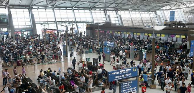 인천국제공항은 지난해 누적 여행객 수 8억명을 돌파했다. 사진은 지난 2016년 인천국제공항 하루 이용객이 사상 처음 20만명을 넘어서며 개항 15년 만에 누적 여객 5억명을 돌파한 가운데 출국을 기다리는 여행객들로 붐비는 인천국제공항. /사진= 머니투데이