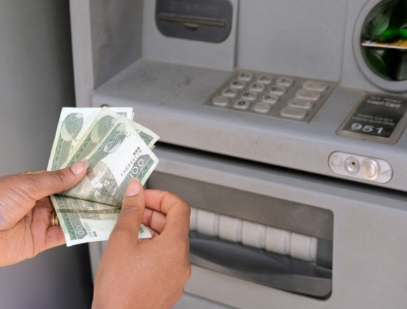 에티오피아 상업은행(CBE)의 ATM 앞에서 고객이 현금을 인출하고 있는 모습. 사진은 기사와 무관. 로이터 연합뉴스