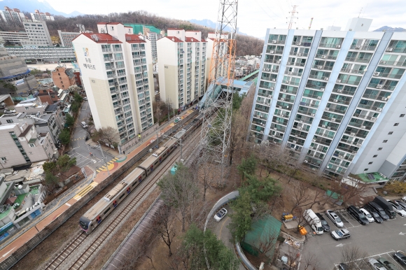 서울 노원구 월계역 지하철 지상부 구간에서 아파트 사이로 열차가 지나가고 있다. 노원구 제공