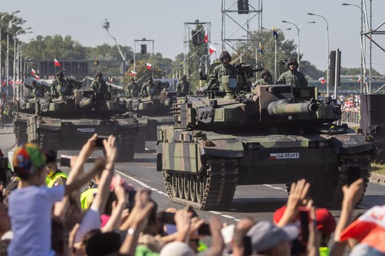 폴란드 군인들이 지난 2023년 8월 15일 수도 바르샤바에서 열린 ‘국군의 날’ 기념식에서 한국산 K2 전차를 타고 행진하고 있다. AFP연합뉴스