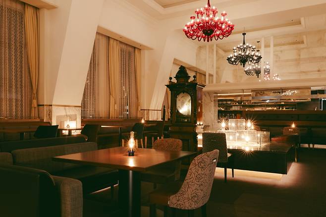 저녁에는 근사한 라운지가 된다