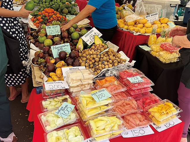 일요일 오전에 문을 여는 마카티 레가스피 선데이 마켓. 신선한 과일과 채소를 주로 파는데, 간단한 간식과 식사류도 즐길 수 있다.