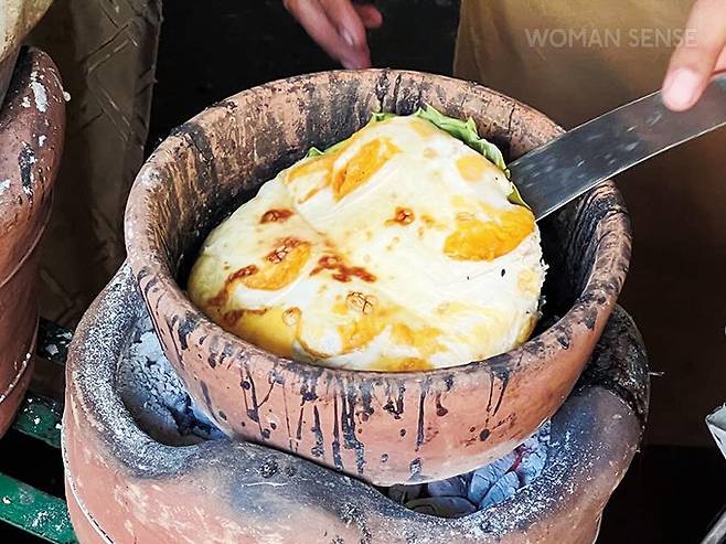 필리핀에서 즐겨 먹는 간식으로 고소한 냄새가 먼저 후각을 자극하는 비빙카.