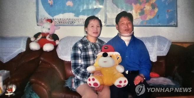 탈북민 지원하다 부상을 입었을 당시 김성은 목사와 부인 박에스더 목사 [본인 제공]