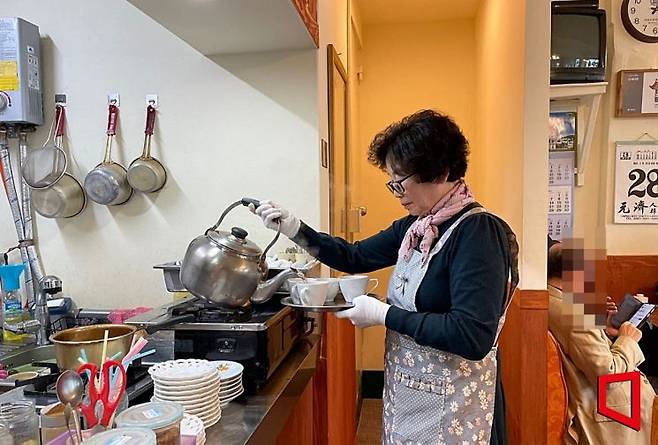 박옥분(67) 을지다방 사장이 음료를 제조하고 있다. 사진=김진선 기자
