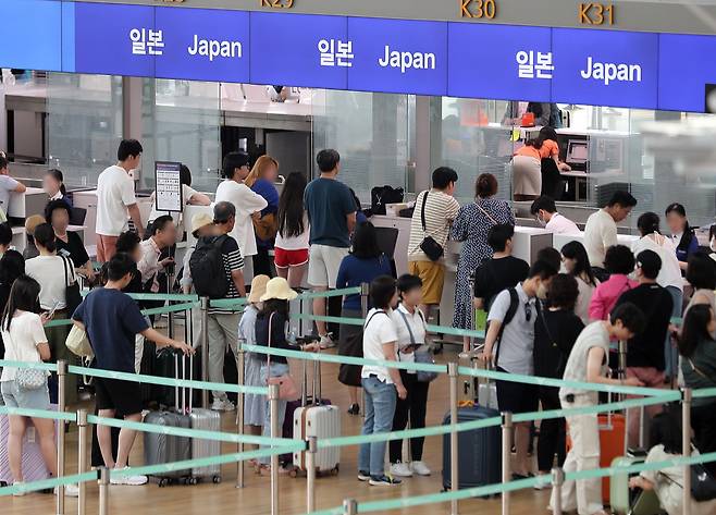 지난해 여름 인천국제공항의 일본행 노선 출국 수속을 밟는 여행객들. 역대급 엔저에 일본 문화에 대한 호감으로 일본 여행객 수가 최고 기록을 갱신하고 있으며, 일본어 배우기 열풍도 일고 있다. /뉴스1