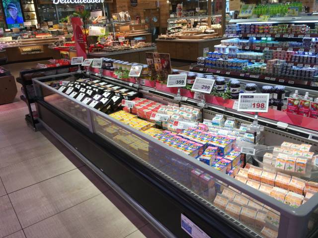 일본 최대 슈퍼마켓 체인인 라이프코퍼레이션의 한 매장에서 솔루엠 ESL이 사과 가격을 표시하고 있다. 사진제공=솔루엠