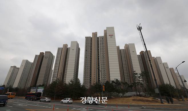 28일 경기 파주시 GTX 운정역 공사 현장 앞에 인근 신축 아파트가 들어서있다. 권도현 기자