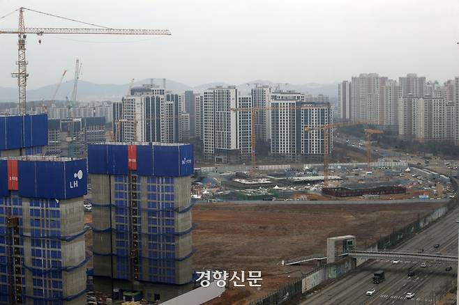 경기 파주시 GTX 운정역 공사 현장 인근에서 28일 신축 아파트들의 공사가 이루어지고 있다. 권도현 기자
