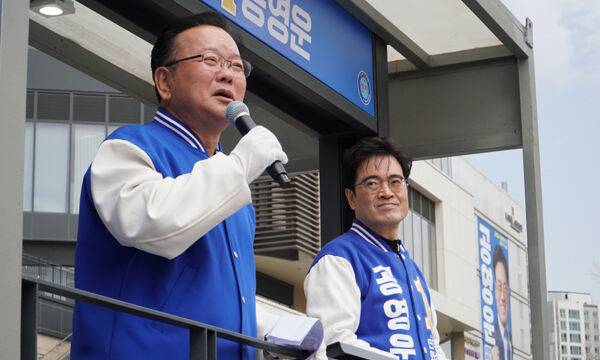 더불어민주당 김부겸 상임공동선대위원장(왼쪽)이 지난 30일 경기 화성 동탄 호수공원에서 화성을 공영운 후보 지지 유세를 하고 있다. 더불어민주당 제공